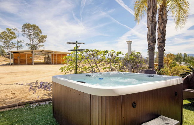 Bear Bridge by Avantstay Hilltop Haven in Temecula w/ Views, Putting Green & Hot Tub - Photo 29