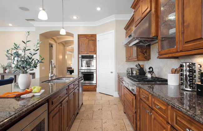 Bear Bridge by Avantstay Hilltop Haven in Temecula w/ Views, Putting Green & Hot Tub - Photo 17