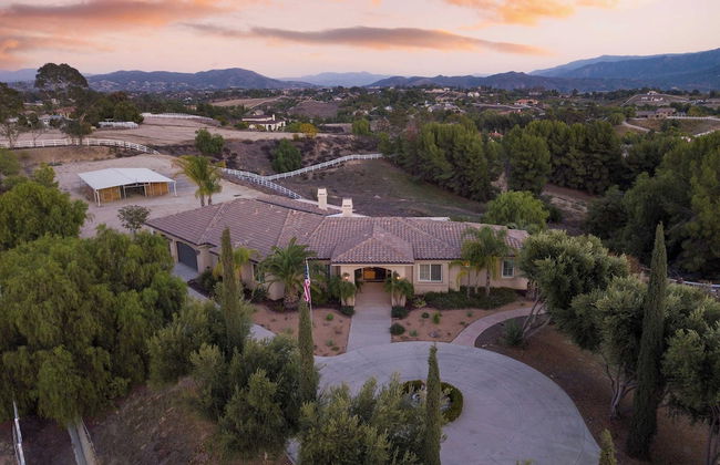 Bear Bridge by Avantstay Hilltop Haven in Temecula w/ Views, Putting Green & Hot Tub - Photo 1