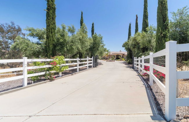 Bear Bridge by Avantstay Hilltop Haven in Temecula w/ Views, Putting Green & Hot Tub - Photo 38