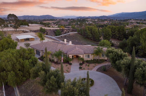 Foto 1 - Bear Bridge by Avantstay Hilltop Haven in Temecula w/ Views, Putting Green & Hot Tub