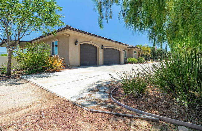 Bear Bridge by Avantstay Hilltop Haven in Temecula w/ Views, Putting Green & Hot Tub - Photo 40