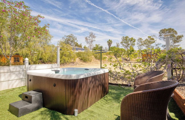 Bear Bridge by Avantstay Hilltop Haven in Temecula w/ Views, Putting Green & Hot Tub - Photo 2