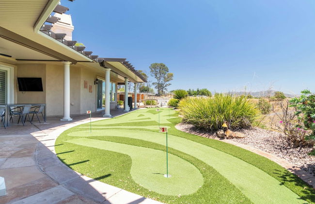Bear Bridge by Avantstay Hilltop Haven in Temecula w/ Views, Putting Green & Hot Tub - Photo 35
