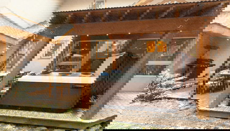 Foto 1 - River Rock by Avantstay 8 Bedroom Ski Estate w/ Hot Tub & Movie Theatre 10 Min Walk to Mtn