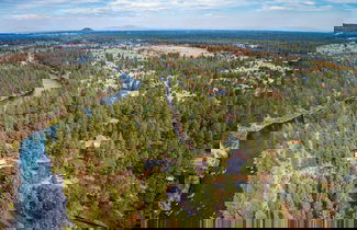 Photo 3 - Quiet River Bend Cabin by Avantstay 35 Mins to Mt Bachelor 10 Mins to Town Centre Hot Tub!