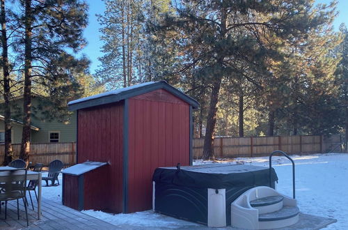 Foto 13 - Quiet River Bend Cabin by Avantstay 35 Mins to Mt Bachelor 10 Mins to Town Centre Hot Tub