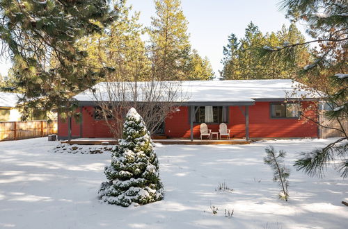 Foto 6 - Quiet River Bend Cabin by Avantstay 35 Mins to Mt Bachelor 10 Mins to Town Centre Hot Tub