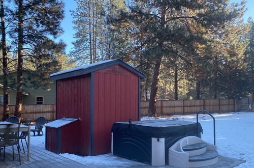 Photo 25 - Quiet River Bend Cabin by Avantstay 35 Mins to Mt Bachelor 10 Mins to Town Centre Hot Tub