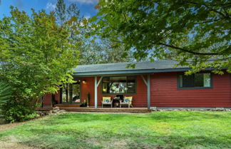 Photo 1 - Quiet River Bend Cabin by Avantstay 35 Mins to Mt Bachelor 10 Mins to Town Centre Hot Tub