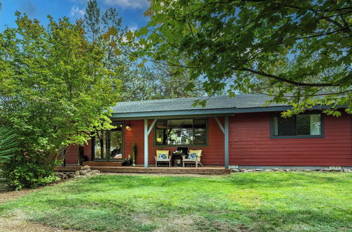 Foto 18 - Quiet River Bend Cabin by Avantstay 35 Mins to Mt Bachelor 10 Mins to Town Centre Hot Tub