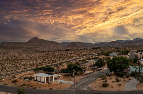 Photo 9 - Chicory by Avantstay Modern Desert Retreat w/ Hot Tub