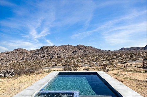 Photo 6 - Chicory by Avantstay Modern Desert Retreat w/ Hot Tub