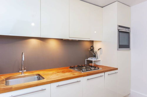 Photo 13 - Peaceful 2 Bedroom Apartment in Central London