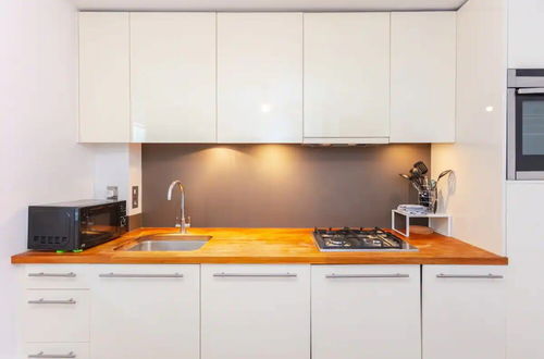 Photo 10 - Peaceful 2 Bedroom Apartment in Central London