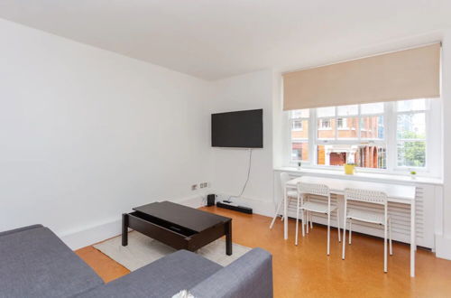 Photo 14 - Peaceful 2 Bedroom Apartment in Central London