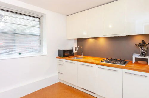 Photo 9 - Peaceful 2 Bedroom Apartment in Central London