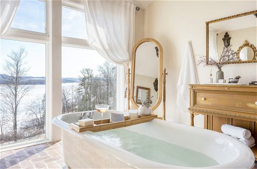 Foto 23 - River House by Avantstay Historic & Secluded Estate on the Hudson River w/ Pool Sleeps 24