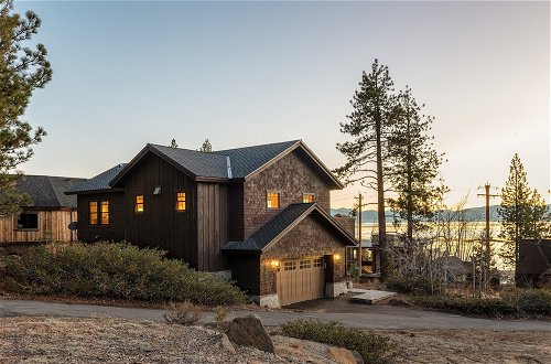 Foto 1 - Atkinson by Avantstay Lake Front Home w/ Stunning Views in Tahoe Vista