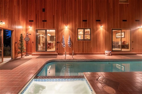 Photo 15 - Sunriver by Avantstay Cozy Mountain Home w/ Indoor Pool and Hot Tub