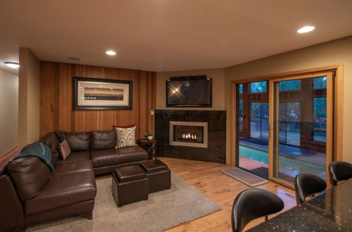 Foto 5 - Sunriver by Avantstay Cozy Mountain Home w/ Indoor Pool and Hot Tub