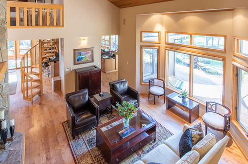 Photo 11 - Sunriver by Avantstay Cozy Mountain Home w/ Indoor Pool and Hot Tub