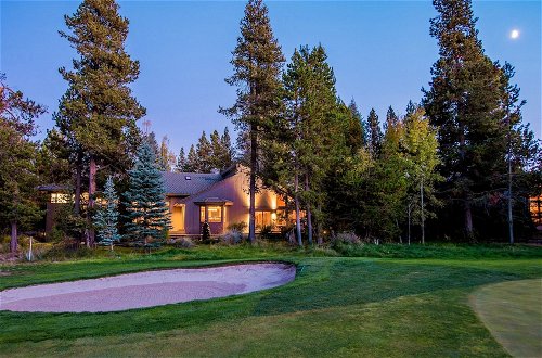 Photo 7 - Sunriver by Avantstay Cozy Mountain Home w/ Indoor Pool and Hot Tub