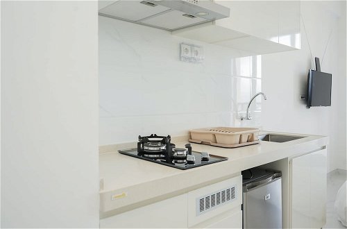 Photo 6 - Elegant and Homey Studio at Sky House BSD Apartment