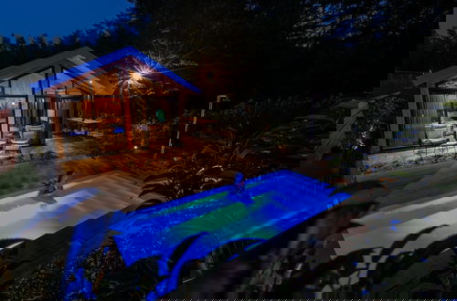Foto 11 - Luxury Lodge With Private Swimming Pool