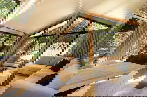 Foto 8 - Luxury Lodge With Private Swimming Pool