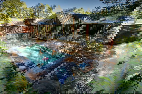 Foto 15 - Luxury Lodge With Private Swimming Pool