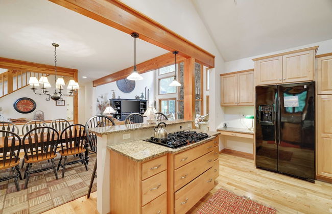 Elk Hollow by Avantstay Lakefront Chalet w/ Game Room & Fire Pit - Foto 4