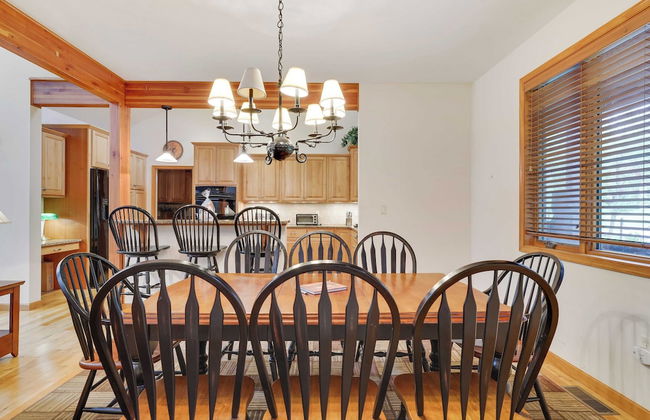 Elk Hollow by Avantstay Lakefront Chalet w/ Game Room & Fire Pit - Foto 19