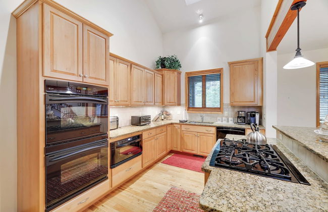 Elk Hollow by Avantstay Lakefront Chalet w/ Game Room & Fire Pit - Foto 16