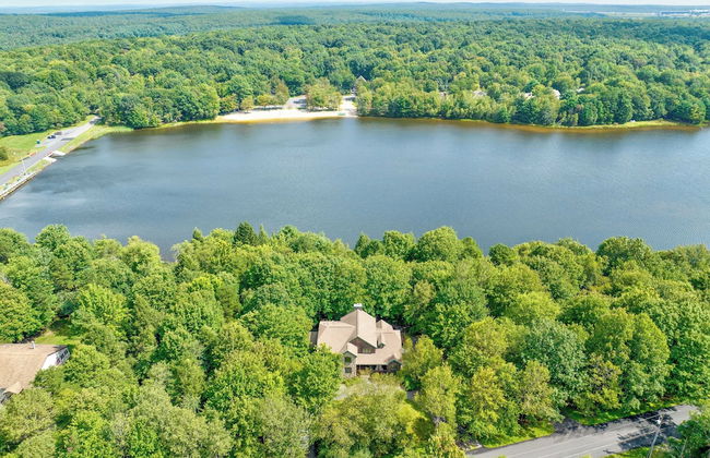 Elk Hollow by Avantstay Lakefront Chalet w/ Game Room & Fire Pit - Foto 54