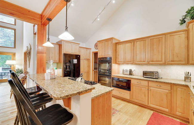 Elk Hollow by Avantstay Lakefront Chalet w/ Game Room & Fire Pit - Foto 15