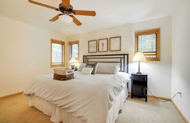 Elk Hollow by Avantstay Lakefront Chalet w/ Game Room & Fire Pit - Foto 32