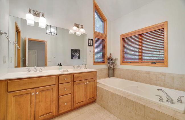 Elk Hollow by Avantstay Lakefront Chalet w/ Game Room & Fire Pit - Foto 40