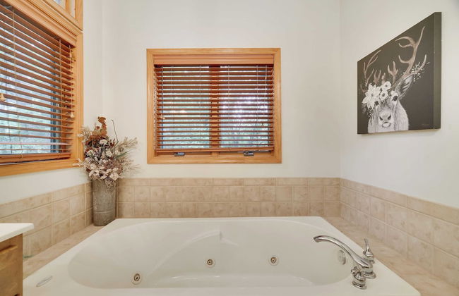 Elk Hollow by Avantstay Lakefront Chalet w/ Game Room & Fire Pit - Foto 31