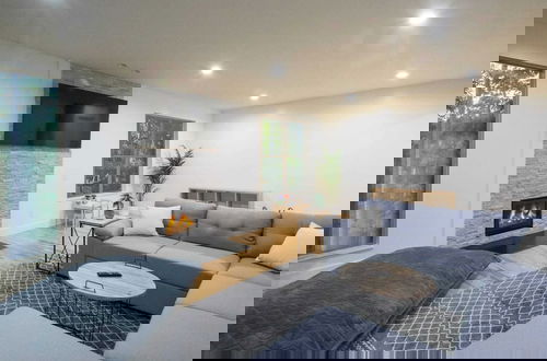 Foto 1 - Modern Escape by Avanstay Views, 10min to Town