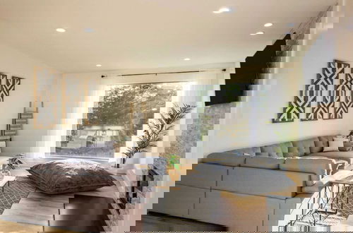 Foto 3 - Modern Escape by Avanstay Views, 10min to Town
