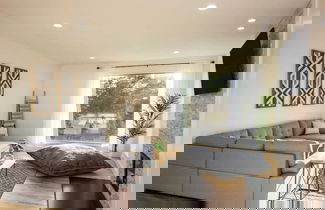Foto 3 - Modern Escape by Avanstay Views, 10min to Town