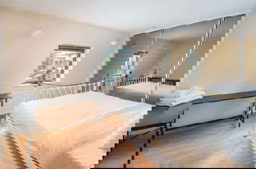Photo 3 - Bright 2 Bed 2 Bath apt Near Canary Wharf