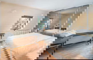 Photo 3 - Bright 2 Bed 2 Bath apt Near Canary Wharf