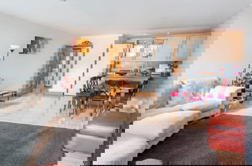 Photo 13 - Bright 2 Bed 2 Bath apt Near Canary Wharf