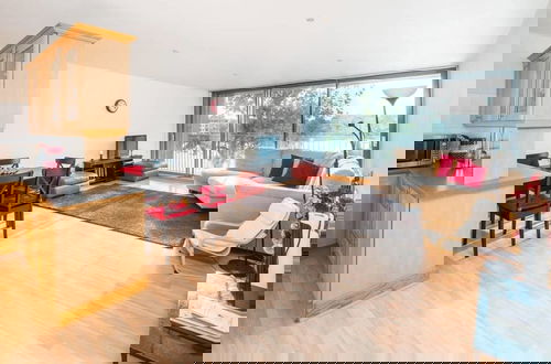 Photo 12 - Bright 2 Bed 2 Bath apt Near Canary Wharf