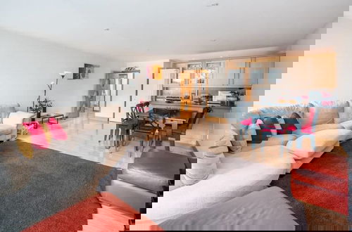 Photo 10 - Bright 2 Bed 2 Bath apt Near Canary Wharf