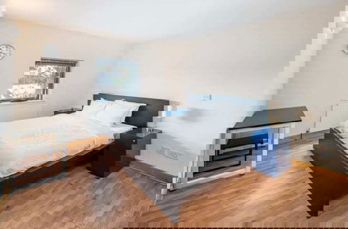 Photo 4 - Bright 2 Bed 2 Bath apt Near Canary Wharf