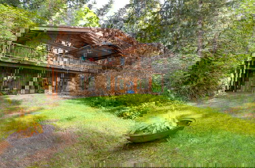 Foto 35 - Goss Lake Chalet by Avantstay Lakefront w/ Dock