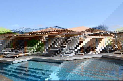 Foto 22 - Holiday Home With Large Garden and Pool